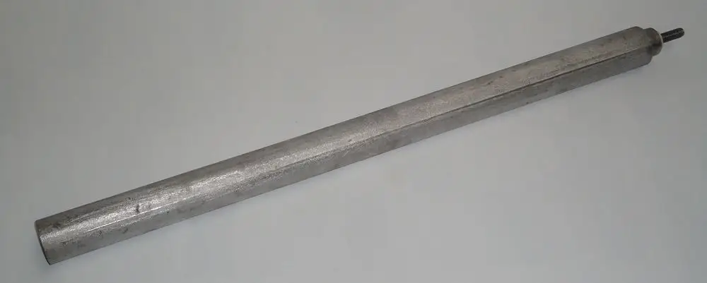Langer, zylindrischer Metallzylinder von Daikin, einsatzbereit, mit Gewinde an einem Ende, auf hellem Hintergrund.